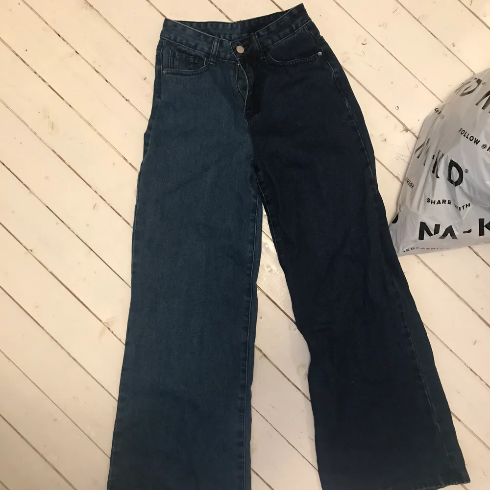 jätte fina jeans i stl xs, säljer för 250 plus frakt men kom med förslag med priser, pris kan diskuteras!! Dem är två olika färger på varje ben och i fint skick och knappt använda alls då det inte är min stil! . Jeans & Byxor.