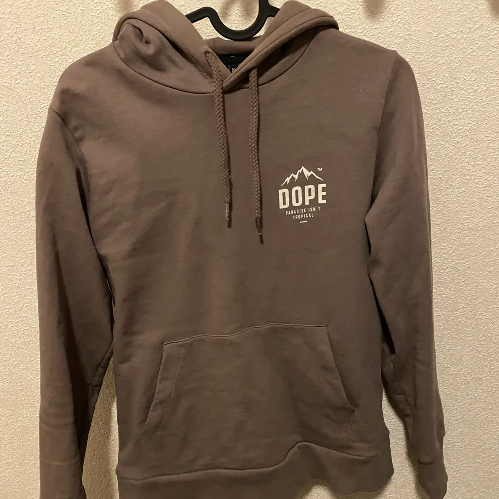 DOPE hoodie i storlek xs säljes nytvättad finns i ljungdalen annars står köparen för frakt . Hoodies.