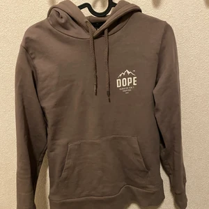 DOPE hoodie xs - DOPE hoodie i storlek xs säljes nytvättad finns i ljungdalen annars står köparen för frakt 