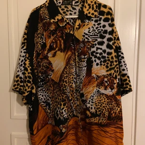 Skjorta djurmönster / leopard - Retro Djurmönstrad skjorta. 
