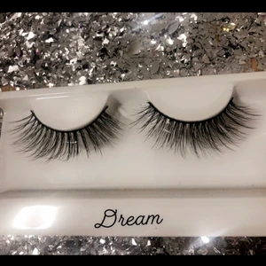 Fransar-Dream - Älskar fransar och andvänder varje dag! Vill sälja billiga fransar med bra tålighet. Säljer utvalda favoriter av mig för alla tillfällen och tycke/smak❤️ Finns fler av modellen finns i lager. Fler modeller kommer innom kort🥰 hör av er vid intresse eller andra frågor🥰✨