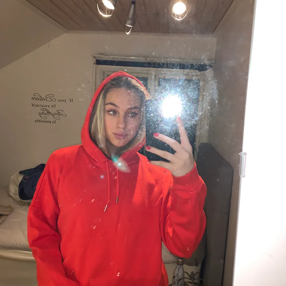 Röd hoodie från Monki storlek M. Sitter oversized på mig med S. Jätte fin men använder inte! Frakt kostar 64kr och är spårbart. Lagt ut massa nya plagg så in och kolla. Hoodies.