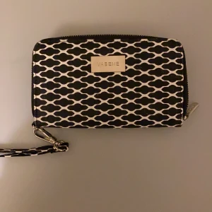 Väskor + plånbok - Två väskor o 1 plånbok. Säljs tillsammans eller separat. Don Donna väskan är smått sliten på handtagen men annars i gott skick som de övriga! :)