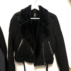 Zara jacka  - Jacka från zara i xs, jätte fin skick, säljer för 250kr! Ordinarie 700kr. 
