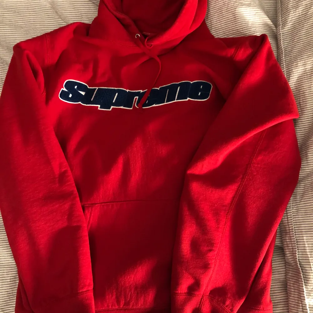 Supreme hoodie i storlek M. Väldigt fint skick! Inga tecken på tidigare användning då jag bara använt den fåtal gånger. Nypris 4000, jag säljer 1500 kr. Skriv om några frågor! Öppen för byten! Pris kan diskuteras vid snabb affär!. Hoodies.