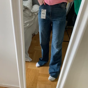 ZARA JEANS FULL LENGTH - Säljer dessa populära och slutsålda zara jeansen i storlek 38! Säljer då jag köpte fel storlek! Zara är ju ganska små i storleken så passar S-M! Dom är inte klippta så full längd, jag är 172! ❤️ buda i kommentarerna eller skriv till mig, pris EX frakt. 
