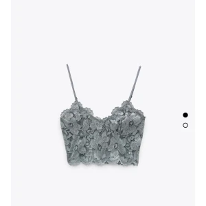 Zara topp - Gullig Zara topp i grå/blå färg. Helt oanvänd, säljer pga för liten. Frakt tillkommer