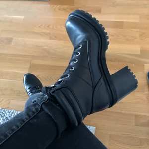 Zara boots klackar 37 - Högklackade Boots från zara strl 37 passar 38 skitsnygga kängor men använder dom inte, har haft dom en gång så dom är i jättefint skick! Säljer så någon annan kan ha glädje för dom 💕 nypris 700 säljer till högsta bud 🥰