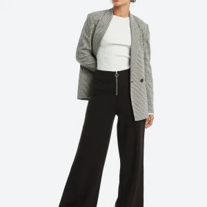 Byxor strl xs - Perfekta byxorna! Så fina både till vardags och mer uppstyrda event. Tyvärr har dem bara kommit till användning någon enstaka gång hos mig då de är liiite för stora i midjan. Dragkedja framtill, vida ben. Ett måste i garderoben helt enkelt! 🖤 