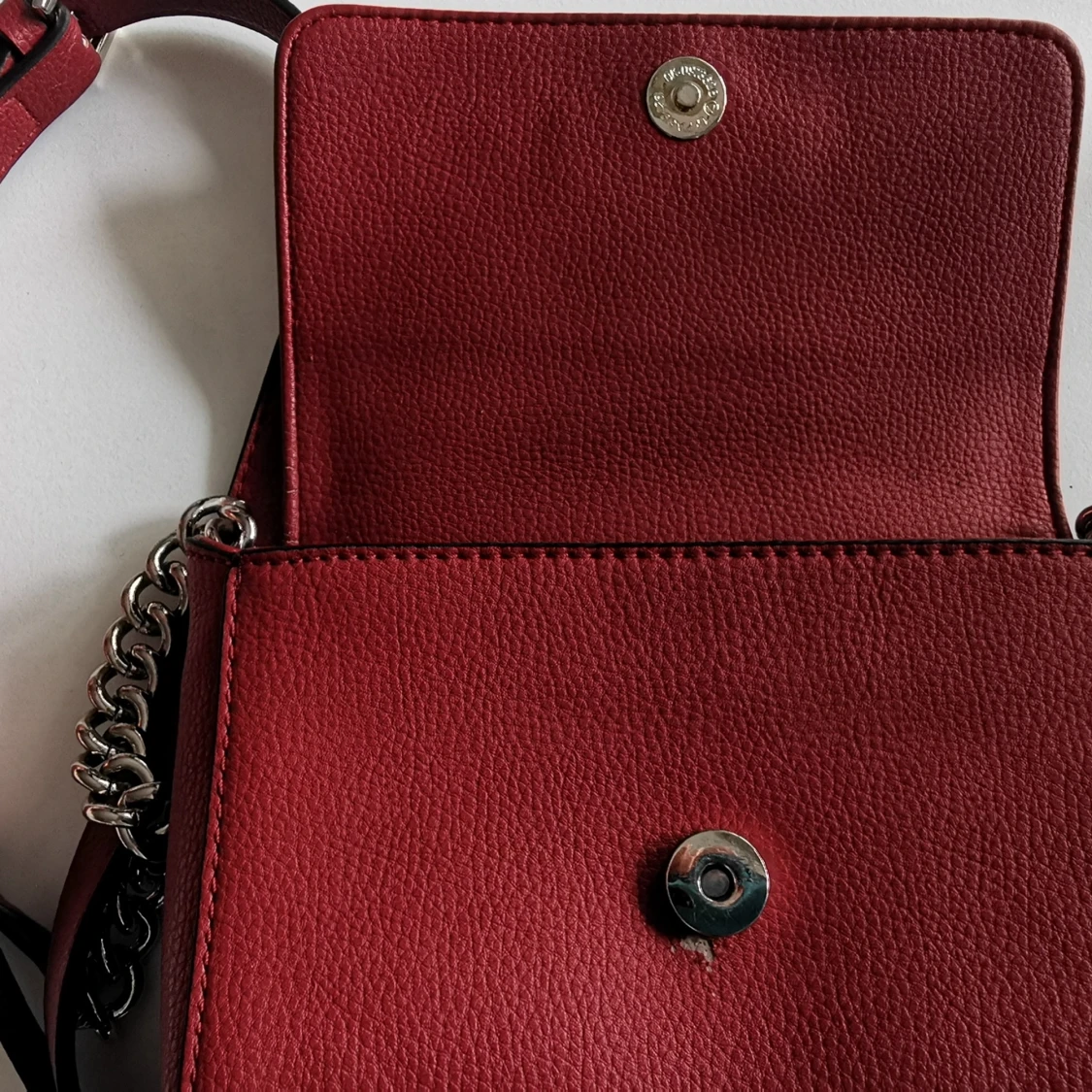 Guess röd liten axelväska  - 91