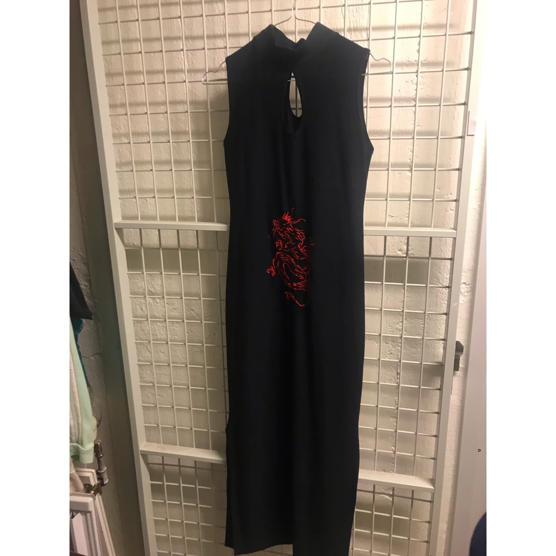 Vintage klänning med broderad drake  - 90