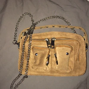nunoo väska - nunoo väska i mocka🤎 modellen heter helena new suede och fägren heter ”camel”. köptes i december. nyskick! nypris var 1099kr, säljer för 700 🤎 !Pris kan diskuteras!