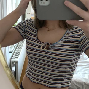 Randig topp - Jättefin randig topp från Monki i fint skick. Storlek S men passar även XS. Köpte den i somras men använde den bara några gånger.