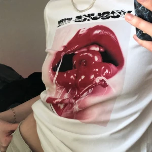 Eytys t-shirt  - Skit snygg t-shirt med tryck från Eytys. Skick 10/10, tvättad en gång men för försäljningen. Jag är en M men ville ha i thightare passform. Ursnygg och köpt för runt 1000kr, men slutreades för runt 500kr, så däravpriset. Använd en gång. Är en xss för ”herr” och en xs ”kvinna”. Skulle säga en unisex size S. Säljer då jag tyvärr aldrig fått användning av den då jag mest bär neutrala färger. 