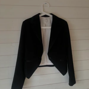 Blazer - Croppad kavaj Färg: svart Fler bilder? Kontakta oss!