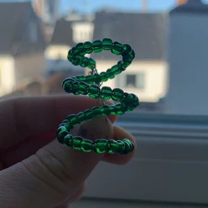 Grön snurrad ring - Snurrad ring som har fäste på backsidan av fingret, om ni undrar något är det bara att fråga och om ni vill ha en speciell ring kan jag försöka göra det ni vill ha💕