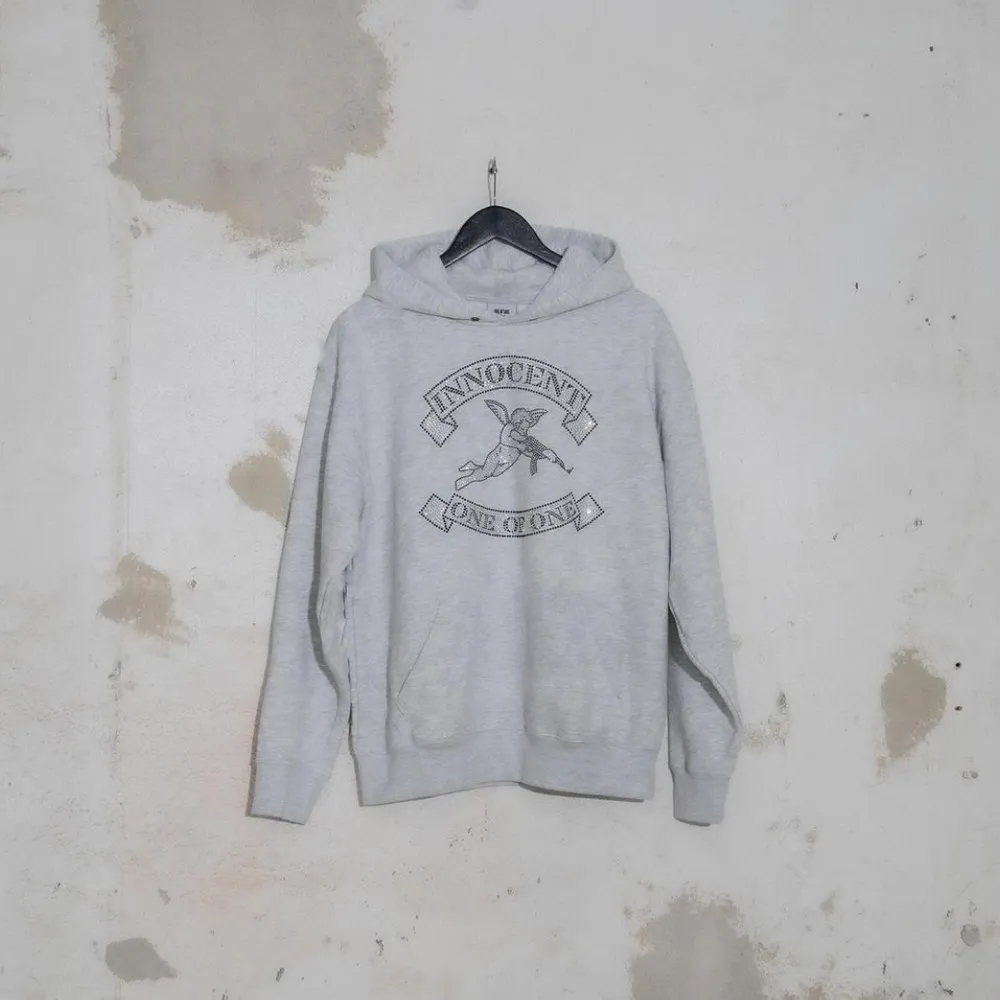 Säljer en helt ny limited edition hoodie från one of one, som släpptes 29 januari🥰 (det är herr stl så ganska stor i stl)❤️. Hoodies.