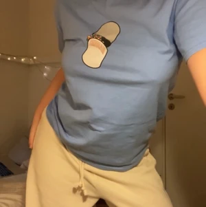 blå t-shirt - en fin mademe t-shirt köpt från shelta för ca 500kr. står storlek L men skulle säga den passar mer s-m, frpga för fler bilder, köparen står för frakt ☺️