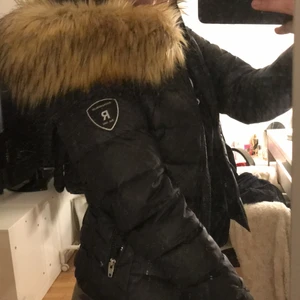 Rockandblue strl 34/S 500kr - Rockandblue jacka strl 34/S köpt för 2499kr säljer för 500kr, har ett litet hål vid ena fickan syns inte, har 2 innerfickor, stor fluffig päls💕