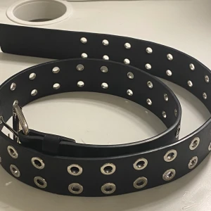 Trendigt skärp  - Nu är det dags att sälja det fina skärpet från Gina tricot och är ändats prövad hemma, det är i storleken xs/s, köpte den för 199 men säljer den för 50kr plus frakt som går på 40kr🤍