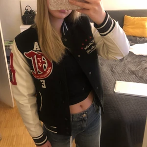 Collagejacka - Kikar på intresset hos min collagejacka då den aldrig används! Fick den för flera år sedan, den är i toppskick med mycket lyxig kvalité och läderarmar🤍🖤❤️ bud på 900kr💕