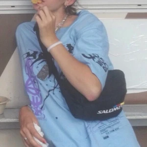 Intressekoll på cool T-shirt  - Intressekoll på denna coola T-shirt som inte kommer till lika mycket användning som förr. Går inte att köpa någon annan stans. Tryckt av weekday. Unisex. Frakt ingår ej 