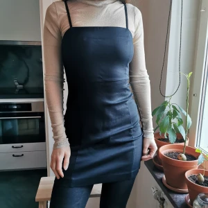 Bodycon klänning från Monki - Helt oanvänd ”little black dress” från Monki. Klänningen är figursydd i stretchigt material med dragkedja i ryggen. Snygg att ha över en tröja eller bara som den är på sommaren. Kan mötas i Gbg eller frakta (50kr).