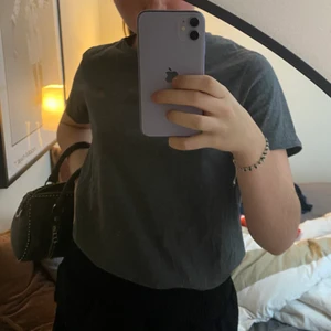 T-shirt - Snyggaste gråa T-shirten! Den är från Ralph Lauren och har världens snyggaste passform. Inga slitningar osv.💛