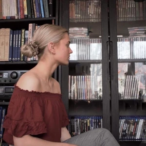 Röd off-shoulder tröja - Röd, kort off-shoulder tröja med korta ärmar i storlek ONE SIZE. Koll gärna in vår hemsida! https://www.yourvismawebsite.com/secondhope-uf Instagram: secondhope.uf