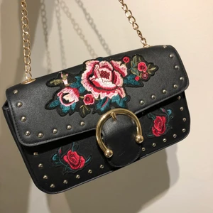 Axelväska - Fin väska i mycket fint skick. Rymlig och magnet vid knäppet! Ger oftast paketpris!