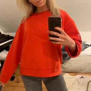 Zara sweatshirt - Röd/orange crewneck från Zara. Strl M, perfekt oversized för mig som brukar bära XS/S💞
