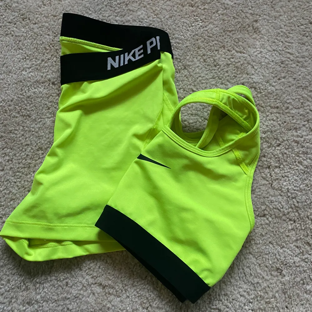 Nike shorts + sport-bh (s-m) adidas klänning, väska och kofta (s) adidas tights och topp (s) alla i väldigt bra skick - priset är för per set! Betalning sker via swish . Övrigt.