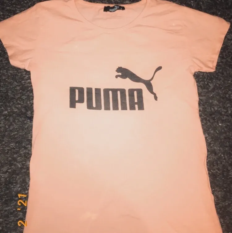 Puma: storlek S pris 50kr. Ck: storlek XS 100kr. ARIANA GRANDE: storlek 146/152 50kr.. Skjortor.