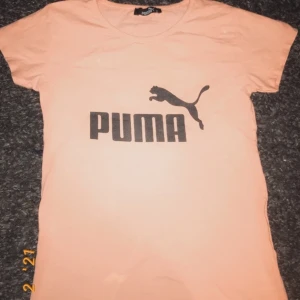 T shirts - Puma: storlek S pris 50kr. Ck: storlek XS 100kr. ARIANA GRANDE: storlek 146/152 50kr.