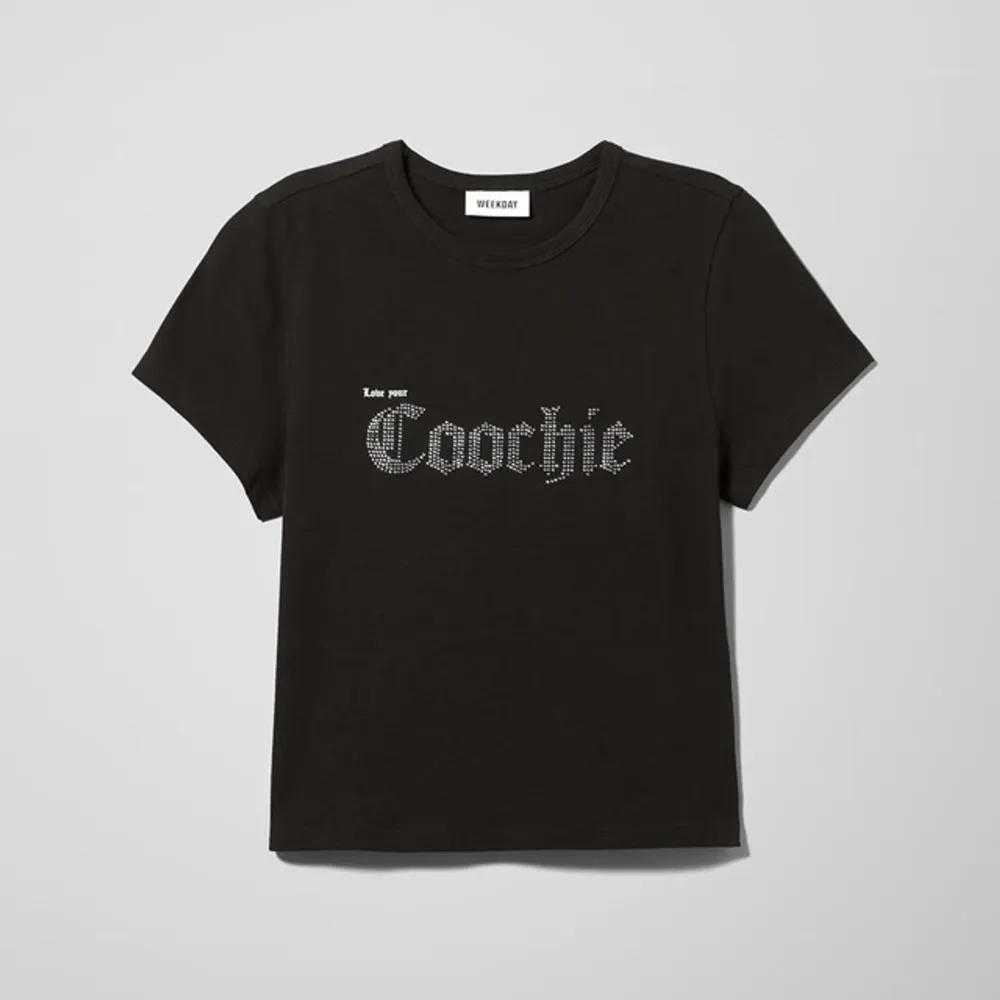 helt slutsåld/deadstock ”coochie” rhinestoned t-shirt från weekday. I perfekt skick passar xs-s (34-38) köpt för drygt 350 inkl frakt. frakt kostar 24kr buda gärna ♡ . T-shirts.