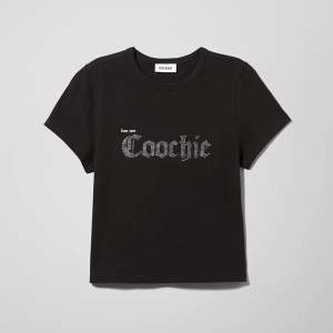 helt slutsåld/deadstock ”coochie” rhinestoned t-shirt från weekday. I perfekt skick passar xs-s (34-38) köpt för drygt 350 inkl frakt. frakt kostar 24kr buda gärna ♡ 