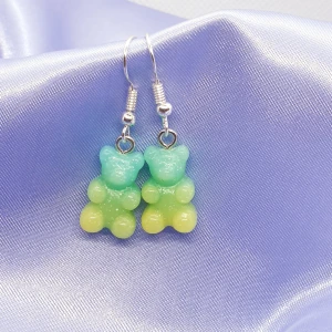 Tvåfärgad gummi björn örhängen  - Tvåfärgad nickelfritt gummi björn örhänge, finns i blå/grön, ljus&mörk rosa,  blå/rosa. Kosta 29kr/par. Frakt 13kr. 