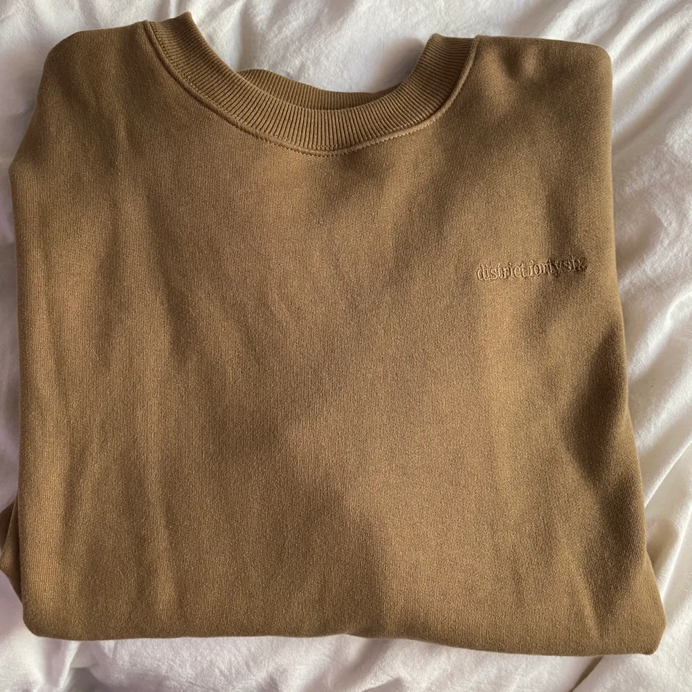 Skit fet brun oversized tröja i Medium köps på junkyard, använd en gång! Köpt för 500kr, bud från 150kr i kommentarerna 😘. Tröjor & Koftor.