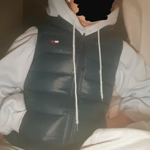 Tommy Hilfiger väst - En as snygg Tommy Hilfiger väst. Säljer den för att den är inte min stil längre och hade aldrig på mig den. Helt oanvänd förutom ett testprov som är med i bilden. Vet inte exakt hur mycket den är värd men säljer den för 500, Om inte högre bud!