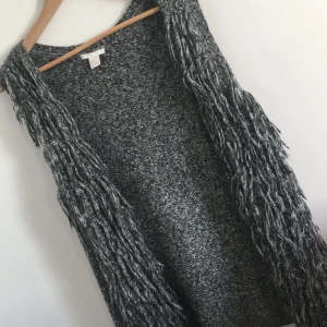 Storlek M - En fin kofta som passar med en skinnjacka😍❤️