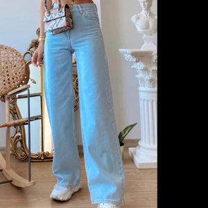 Jeans från junkyard - Säljer ett par jeans från junkyard i storlek 28. Säljs från 240kr+frakt