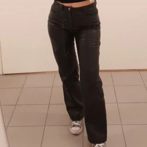 Läderbyxor - Jättefina läderbyxor, i jättebra skick! köpt second hand :) midjemått ca 76 cm & innerbenslängd 77 cm