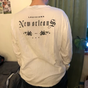 Vit långärmad tröja med coolt tryck  - Har en liten fläck på armen armen knappt andvänd :) lite skrynklig på bild då den legat länge