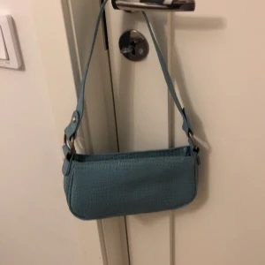 Blå trendig väska!! - Säljer min blåa jättetrendiga väska! den är i bra skick och i ormskinnsmönster⚡️🤍 Jag köpte den för 300kr och säljer den för 150kr+frakt🤍 Jättetrendig!!