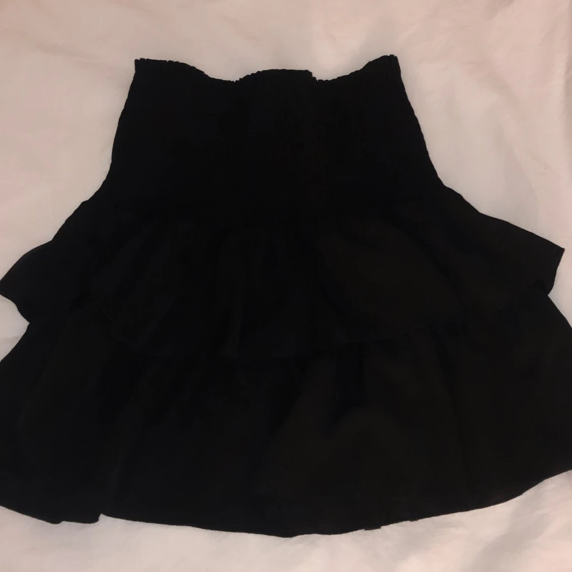 Neo Noir kjol med volanger 