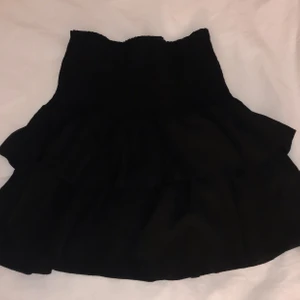 Neo Noir kjol med volanger  - (DEN ÄR INTE SÅLD) Super söt Neo Noir kjol strlk S, svart med volanger, använd en gång under en väldigt kort tid. Köpte för 500kr! Buda i kommentarerna.