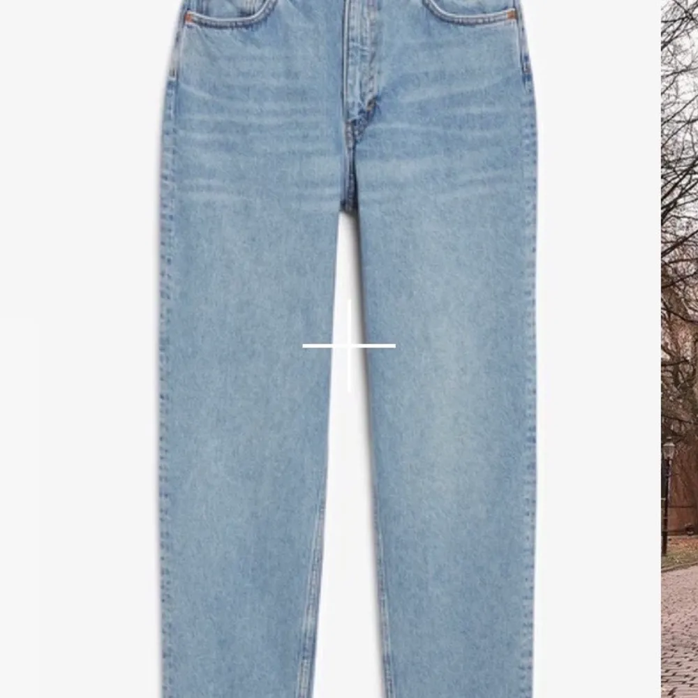 Populära jeans från monki! Klippt av där nere så att det blir en sliten kant. Sitter jätte snyggt på!💕             Nypris: 400 kr. Jeans & Byxor.