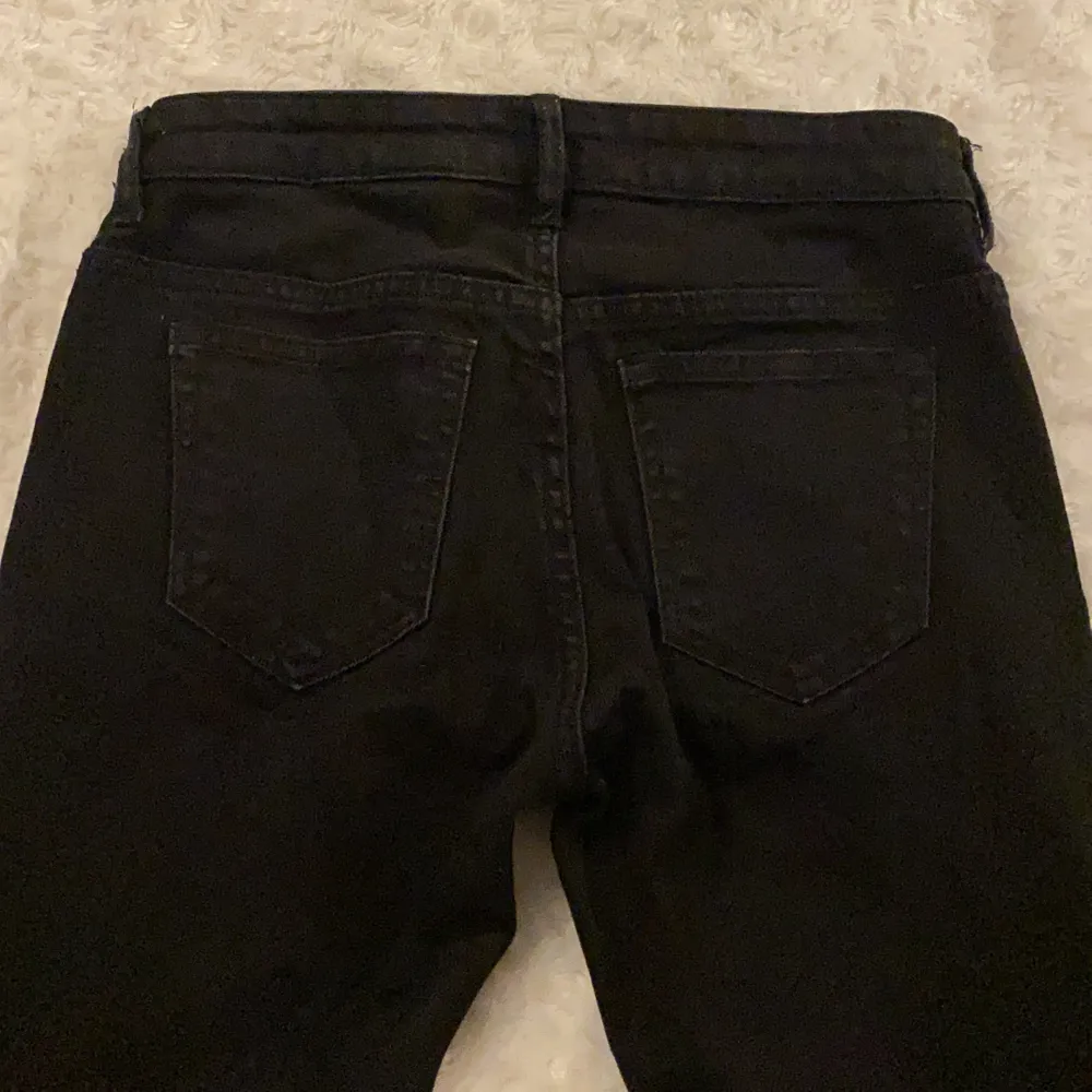 Tighta lågmidjade jeans med hål på knäna (syns dåligt på bild) från H&M, Divided i storlek 34 🖤🖤 Ganska hårda i materialet. Jeansen är i fint skick och är sparsamt använda. Samfraktar gärna med andra plagg och betalning sker via Swish <33. Jeans & Byxor.