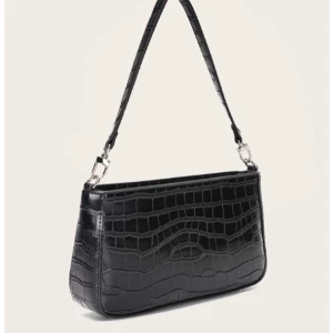 Svart Väska - En fake läder väska från shein som jag köpte förra året, har bara använts 1-2 gånger och är i helt nyskick. Måtten på väskan är 25 cm bredd, 14 cm hög, 12-13 cm djup. Skriv till mig privat om ni vill ha mer bilder osv. Vet inte exakt hur mycket frakten kostar men är du intresserad så kollar jag såklart upp! Kostar 150kr men priset kan diskuteras💞