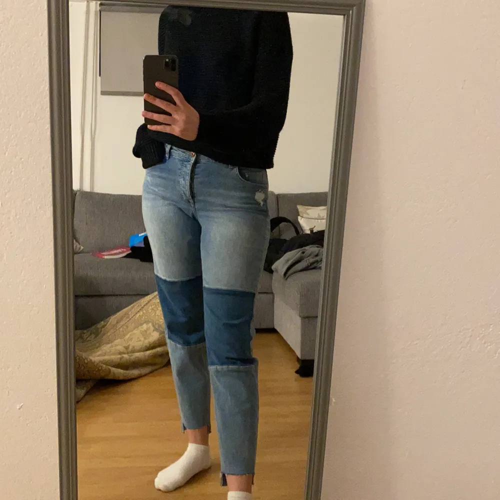 Säljer ett par trendiga patched jeans från H&M!! Väldigt sköna i storlek 40 men passar 38 med! Frakt på 66kr tillkommer✨. Jeans & Byxor.